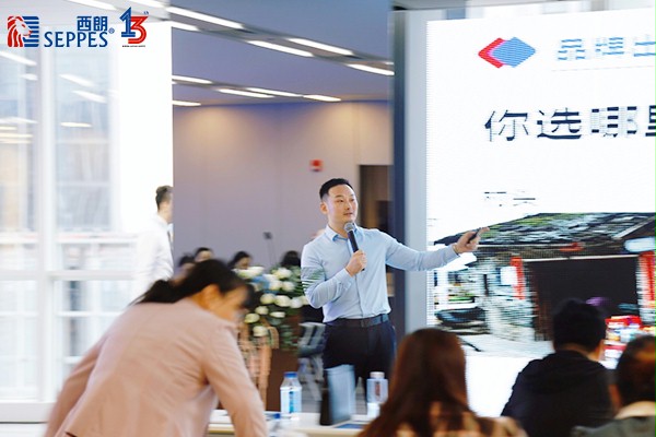 冰球突破app下载门业董事长杨总演讲