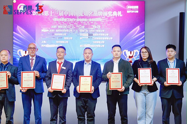 冰球突破app下载门业董事长、品牌创始人杨元嘉上台领奖（右三）