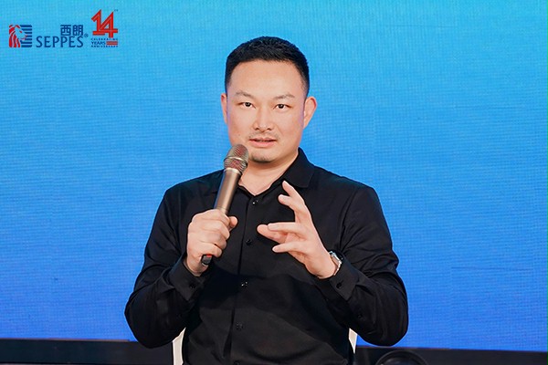 上图为：冰球突破app下载门业董事长杨元嘉在论坛发言