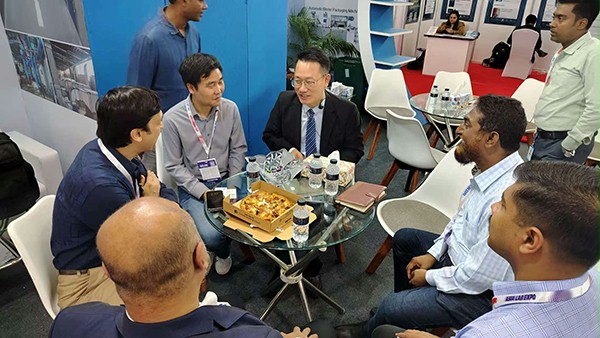 冰球突破app下载门业合影