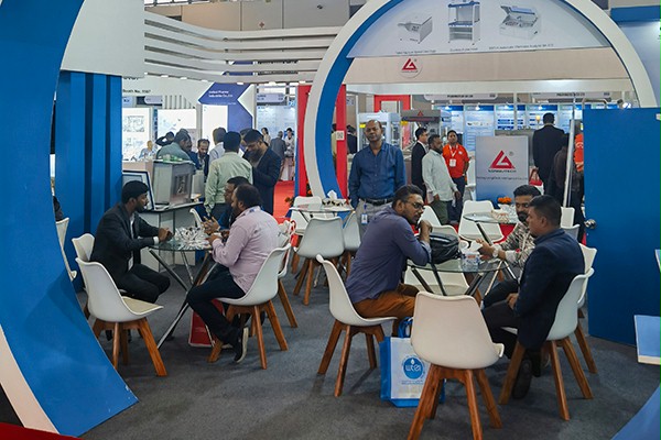 冰球突破app下载门业合影