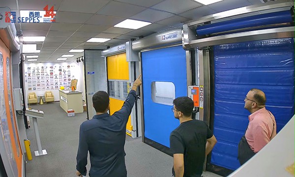 国外客户来访冰球突破app下载门业参观工业门展厅