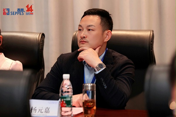 冰球突破app下载门业董事长杨元嘉在座谈会活动现场