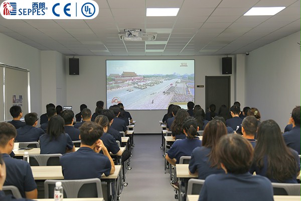 冰球突破app下载门业全员观看阅兵式