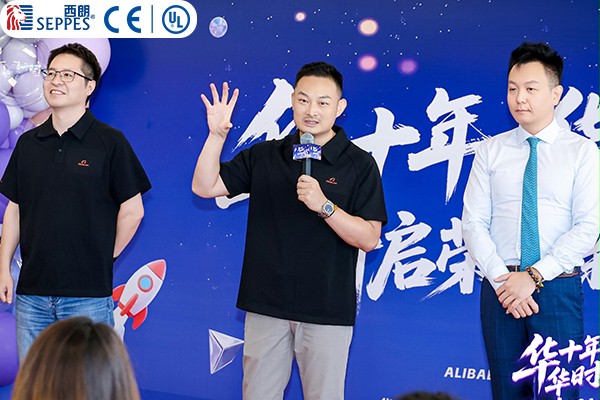 冰球突破app下载门业董事长杨元嘉在乔迁仪式上致辞