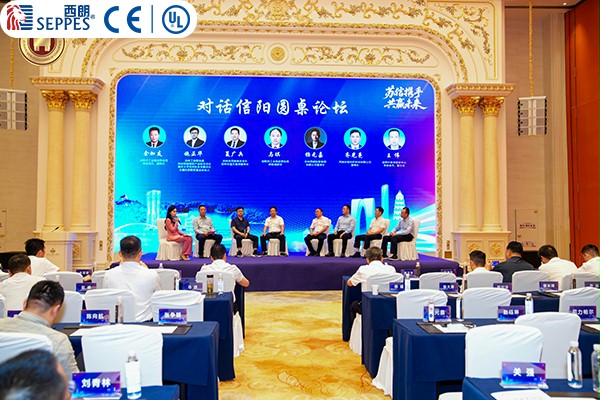 冰球突破app下载门业董事长杨元嘉在论坛现场