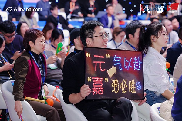 后援团举出“元气以赴，嘉油必胜”的牌子为杨元嘉加油鼓劲