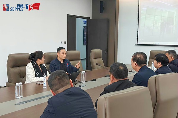 冰球突破app下载门业董事长杨元嘉向各位领导介绍企业