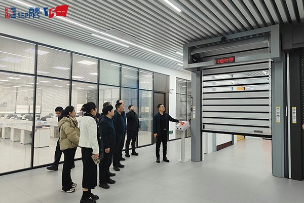 冰球突破app下载门业董事长杨元嘉为领导们演示高端工业门产品在工业物联网中的应用