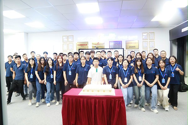 冰球突破app下载门业员工合影